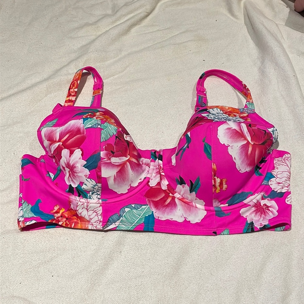 Like new, floral bathing suit top from Torrid.
